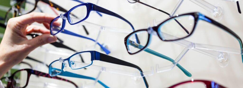 lunettes dans un rayon chez un opticien